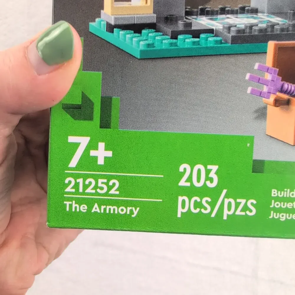 Lego Minecraft The Armory New & Sealed In Box 203 Pieces Age 7+ 21252